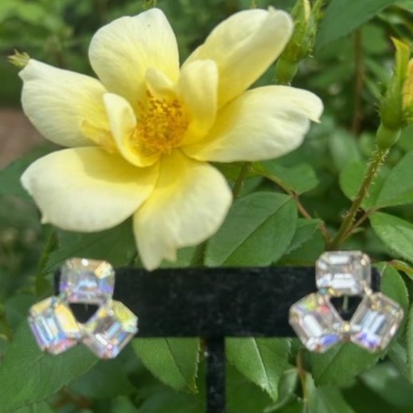 VTG Aurora Borealis Baguette Gold Tone Earrings - Picture 6 of 10